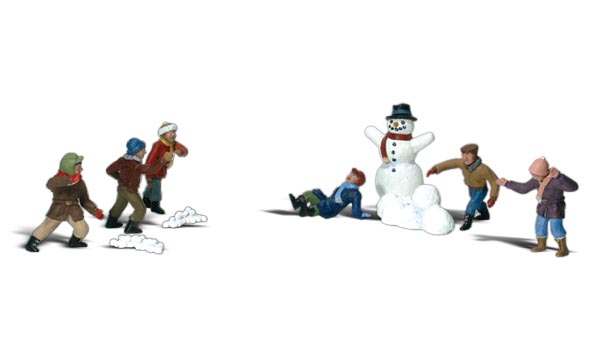 Snowball Fight - N scale - A set of six kids, several small and large snowballs, and a snowman
