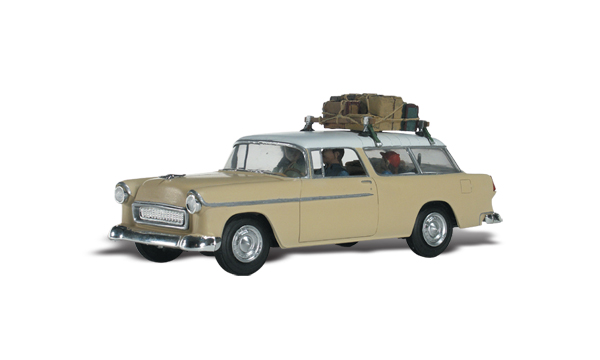 Family Vacation - N Scale - The family has loaded its station wagon with luggage and is ready to hit the road for a fun-filled vacation