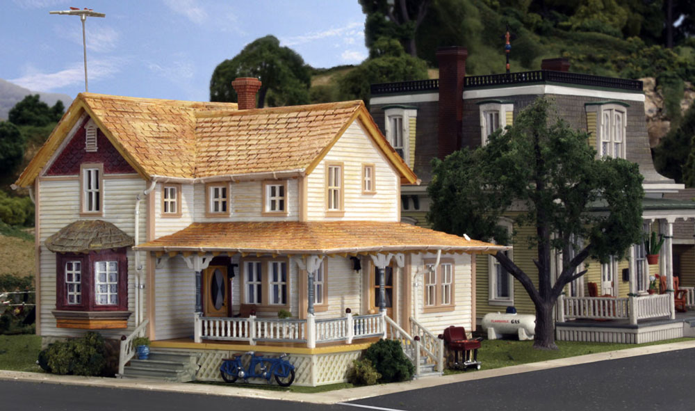 Corner Porch House - HO Scale Kit - Two-story home with cedar-shake roof and a corner wrap-around porch